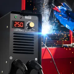 Spawarka inwertorowa IGBT z cyfrowym wyświetlaczem prądu 250A, w akcji z iskrzącym łukiem spawalniczym.