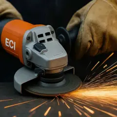 Ręce w rękawicach trzymają szlifierkę kątową ECI, z której sypią się iskry podczas pracy.