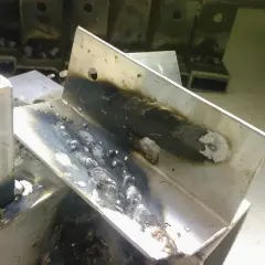 Spawanie aluminium migomatem – widoczne spawy na profilach aluminiowych, efekt pracy spawacza.