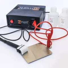 Zestaw do znakowania stali nierdzewnej: zasilacz, elektrody, butelki z elektrolitem. Idealny do precyzyjnego znakowania.