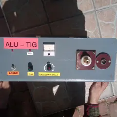 Spawarka TIG z przełącznikiem AC/DC, pokrętłem gazu i oznaczeniem "SKŁADOWA STALA". Masa w spawarce to plus, bo zapewnia bezpieczeństwo.