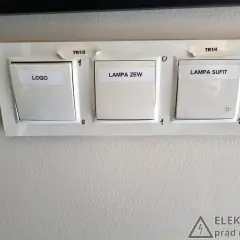 Trzy włączniki światła: LOGO, LAMPA ZEW, LAMPA SUFIT. Na górze oznaczenia TR1/2 i TR1/4. Włączniki to proste przełączniki on/off.