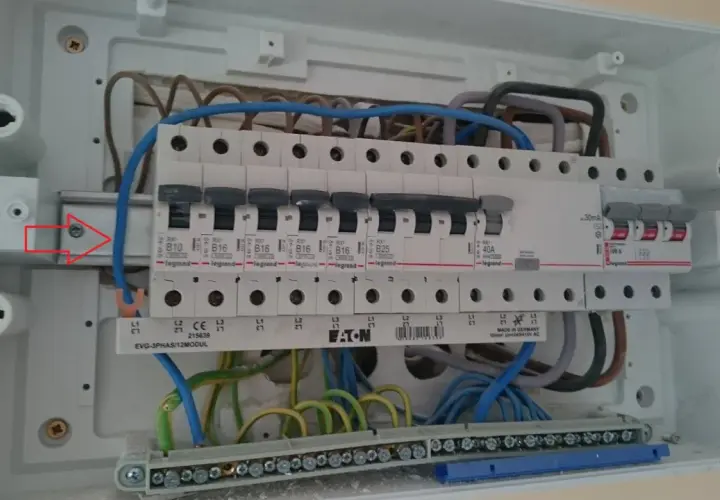 W skrzynce elektrycznej widać bezpiecznik przedlicznikowy 100A oraz szereg mniejszych bezpieczników.