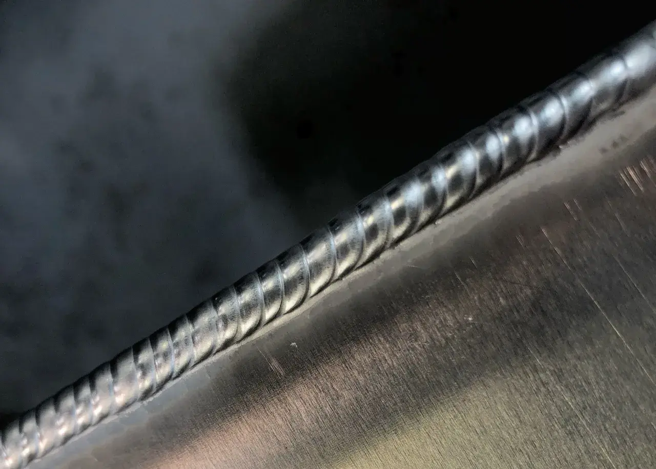 Zbliżenie na spaw aluminium. Proces spawania aluminium może być szkodliwy dla zdrowia, generując opary.
