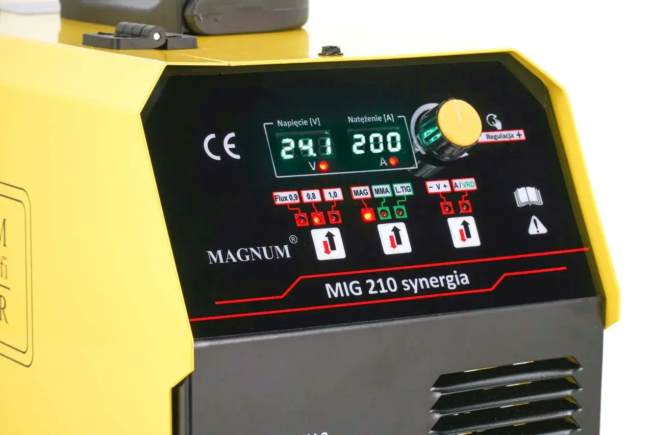 Panel sterowania spawarki Magnum MIG 210 synergia z wyświetlaczem napięcia 29.9V i natężenia 200A.